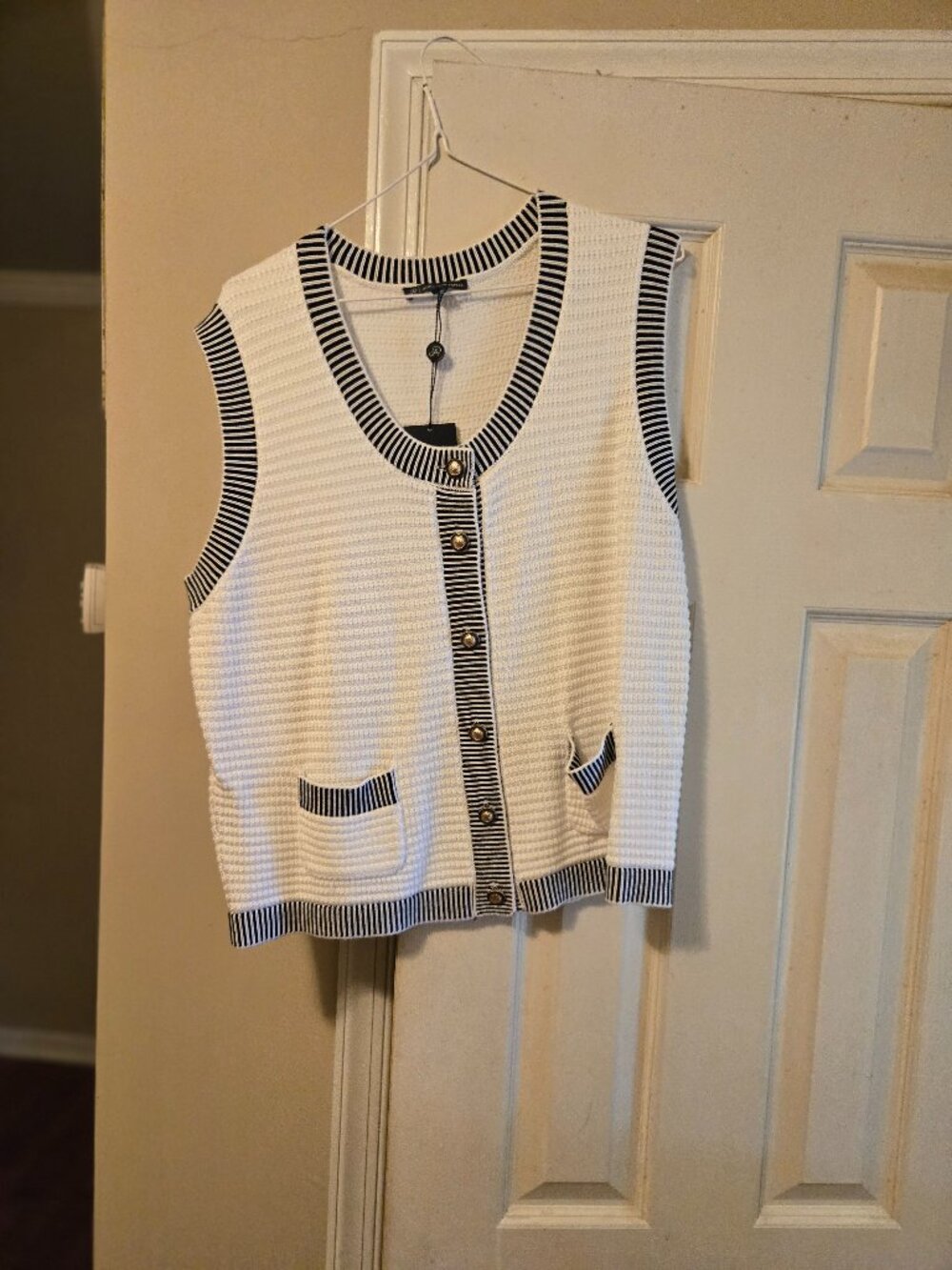 Adrianna Papell L white crewneck textured sleeveless top, NWT